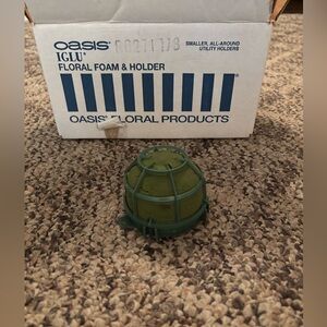 Set of 7 oasis iglu floral foam & holder